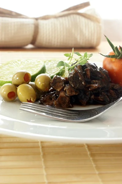 Маринована каракатиця з оливковою — стокове фото