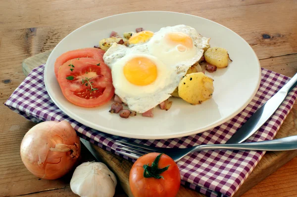 Жареное яйцо с органической картошкой — стоковое фото