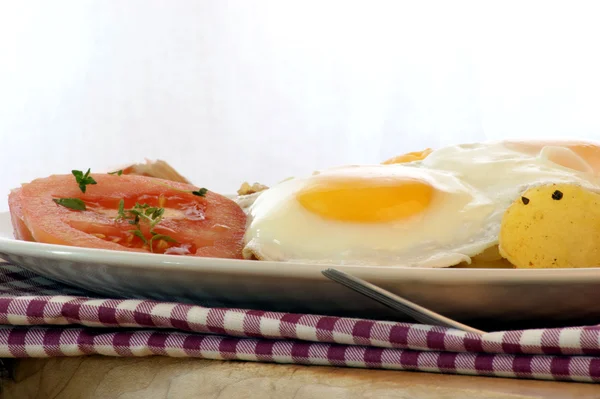 Uovo fritto con patata biologica — Foto Stock