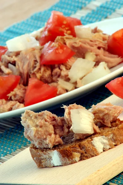 Свежий и вкусный салат из тунца — стоковое фото
