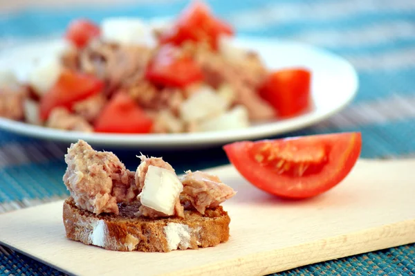 Fresh and delicious tuna salad — Stock Photo, Image