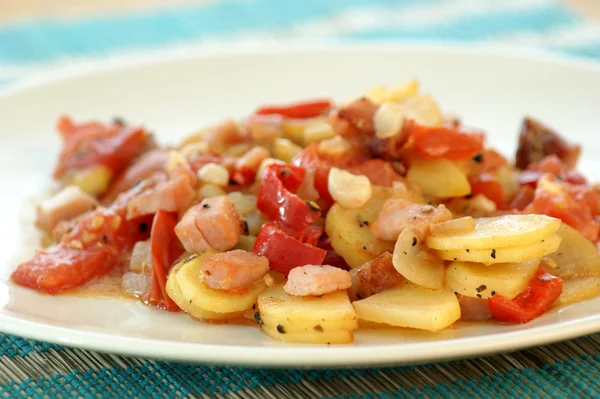 Gebakken aardappelen met tomaat — Stockfoto