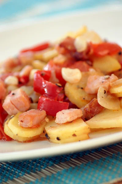 Kızarmış patates domates ile — Stok fotoğraf