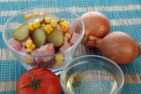 Salada de salsicha em uma tigela — Fotografia de Stock