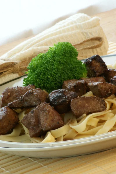 Levern gulasch på pasta — Stockfoto