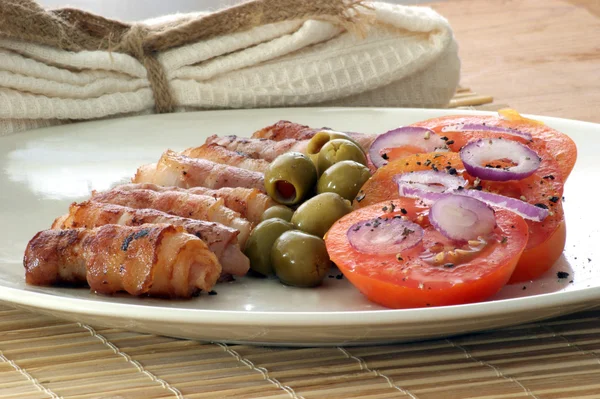 Grillad bacon rullar och oliv — Stockfoto