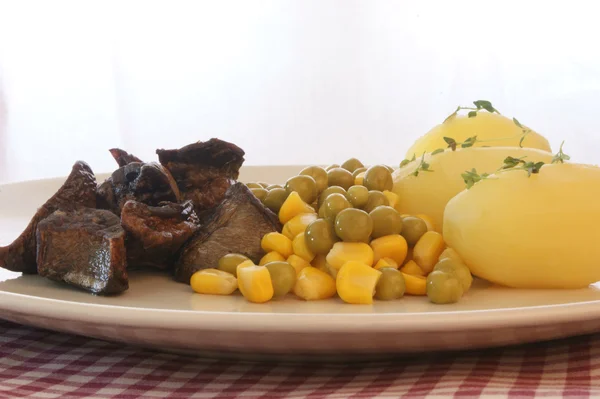 Domuz eti akciğer gulaş patates ile — Stok fotoğraf