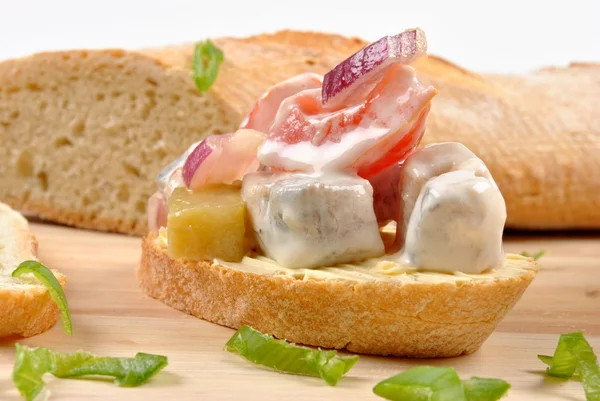 Heringssalat auf Brot — Stockfoto
