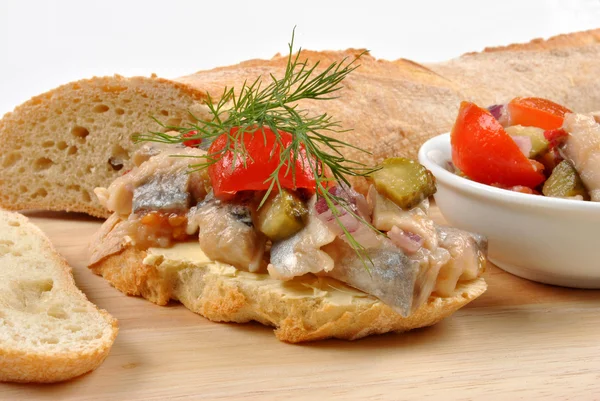 Ringa balığı salatası ekmek üzerinde — Stok fotoğraf