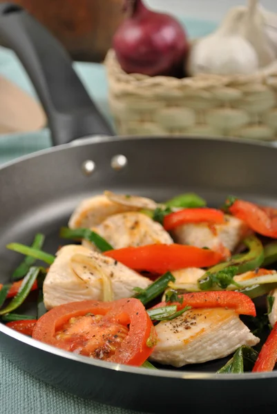 Grillezett csirke és szerves pan — Stock Fotó
