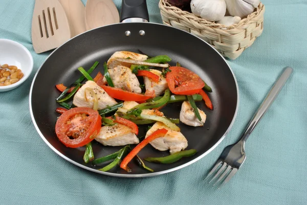Grillad kyckling och grönsaker pan — Stockfoto