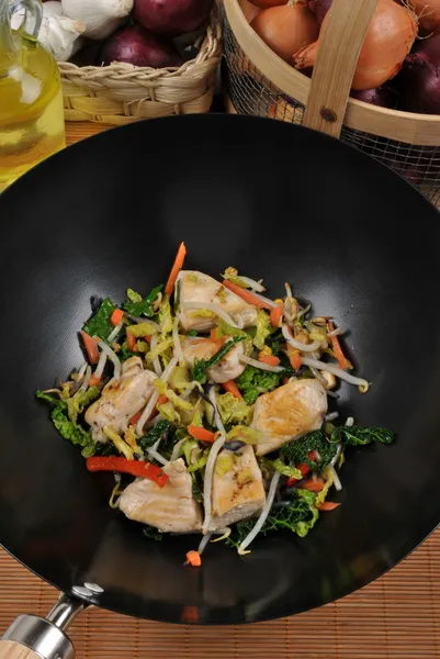 Grilled chicken with stir fry — Stock Photo, Image