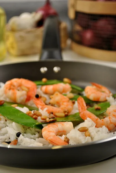 Grilled shrimp with organic rice — Stock Photo, Image