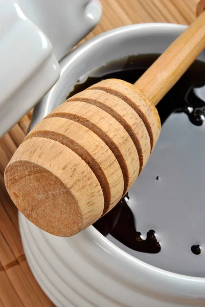 Honeyspoon와 꿀 — 스톡 사진