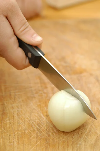 Πώς να κόψει ένα κρεμμύδι — Φωτογραφία Αρχείου