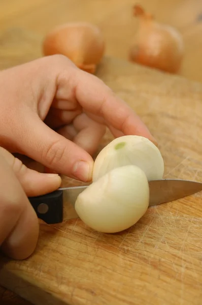 Wie man eine Zwiebel schneidet — Stockfoto
