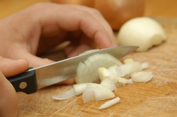 Πώς να κόψει ένα κρεμμύδι — Φωτογραφία Αρχείου