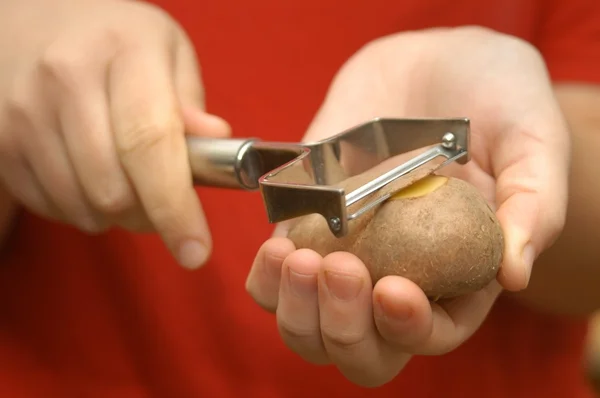 Hur man skalar potatis — Stockfoto
