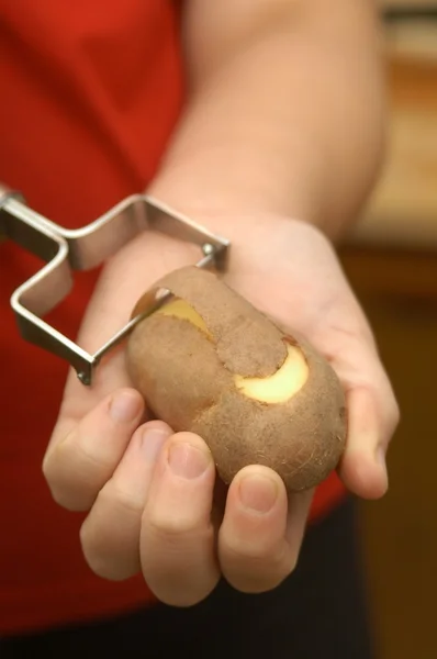 Wie man Kartoffeln schält — Stockfoto