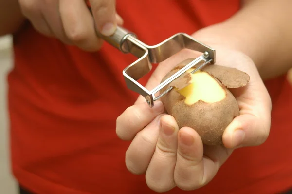 How to peel potatos — Stock Photo, Image