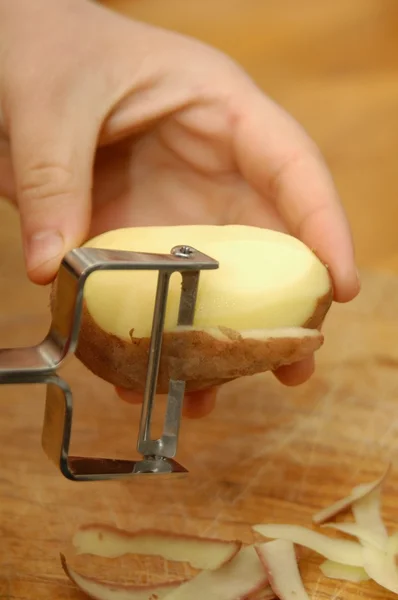 Wie man Kartoffeln schält — Stockfoto