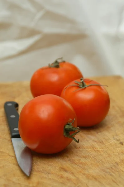 どのようにトマトをカットするには — ストック写真