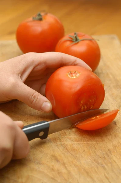 どのようにトマトをカットするには — ストック写真