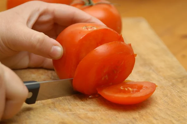 Wie man Tomaten schneidet — Stockfoto