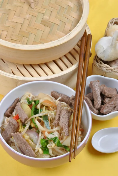 Noodo de estilo oriental con carne de res —  Fotos de Stock
