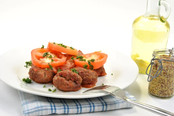 Köfte organik domates ile — Stok fotoğraf