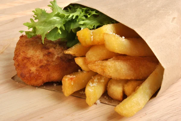 Fish and chips med vissa organiska sallad — Stockfoto