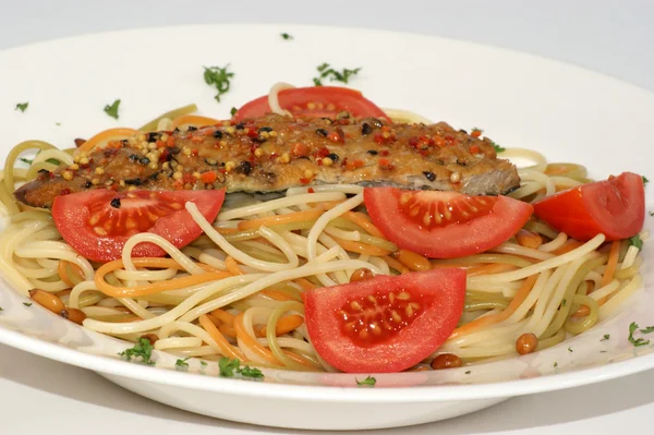 Spaghetti med pepprade makrill — Stockfoto