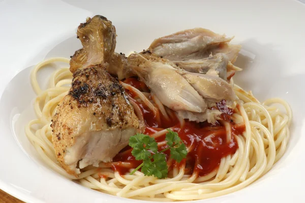 Spaghetti z grillowanego kurczaka skrzydła — Zdjęcie stockowe