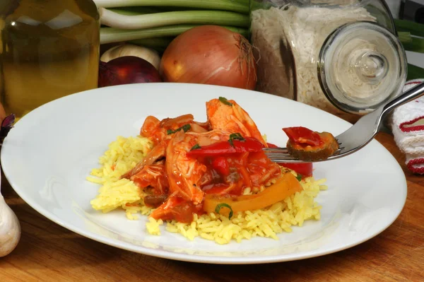 Curry-Reis mit süßsaurem Huhn — Stockfoto