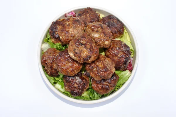 Boulettes de viande avec salade bio dans une assiette — Photo