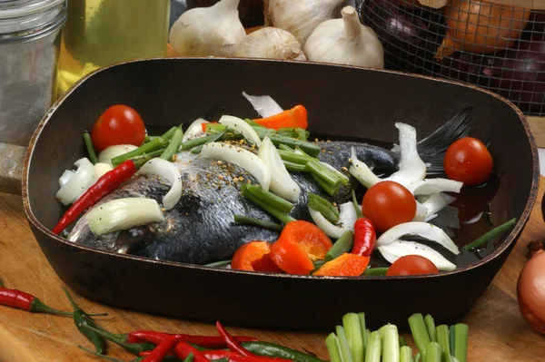 Див. лящ з середземноморським овочем — стокове фото