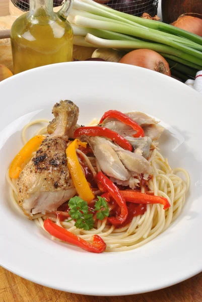 Espaguete com asas de frango grelhadas — Fotografia de Stock