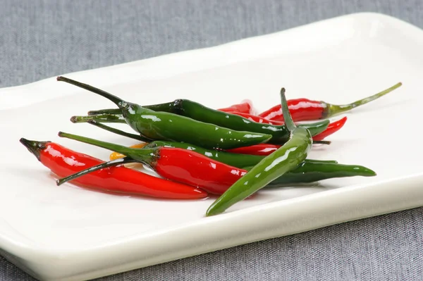Grön och röd peppar — Stockfoto