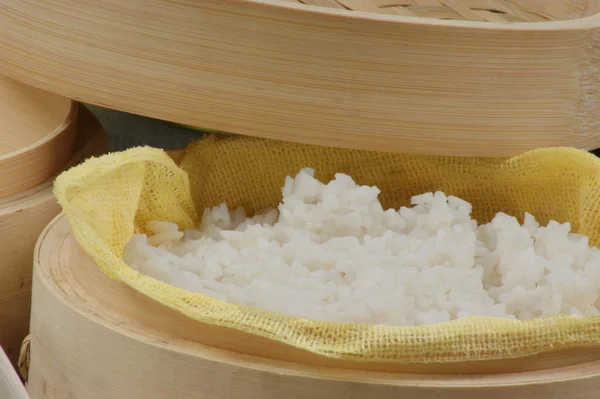 Рис на бамбуковом пароходе — стоковое фото