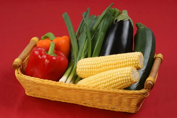 Verduras en una canasta — Foto de Stock