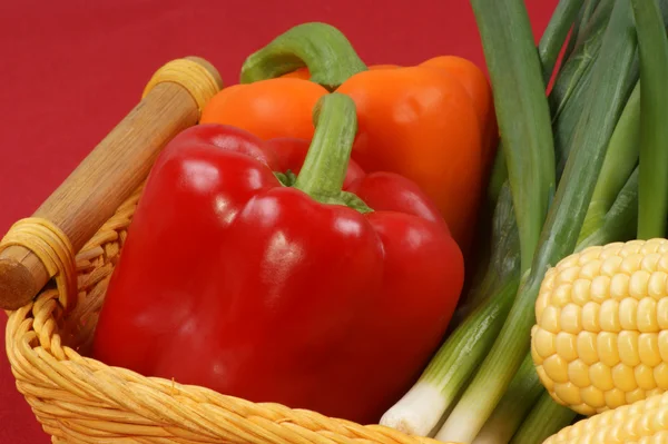 Legumes em uma cesta — Fotografia de Stock