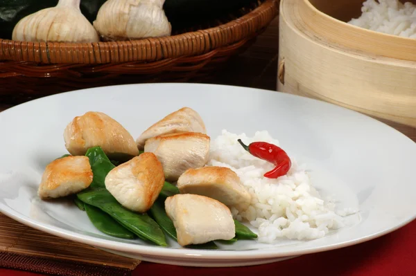 Asya tarzı tavuk ile mangetout — Stok fotoğraf