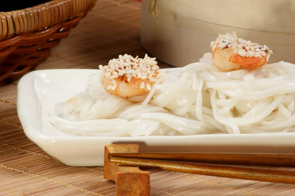 Crevettes de style asiatique aux graines de sésame — Photo