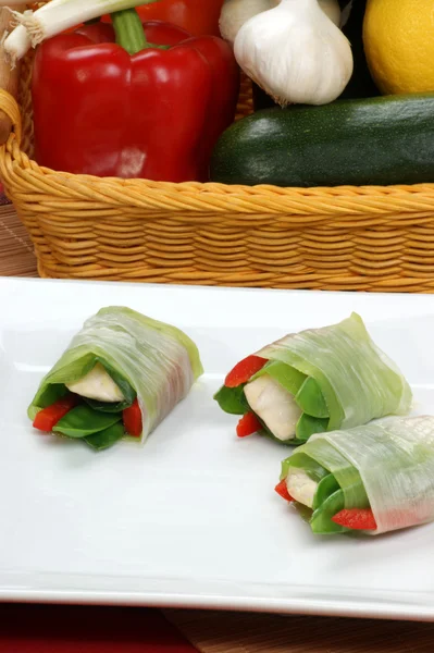Chicken and vegetable bundles — Stock Photo, Image