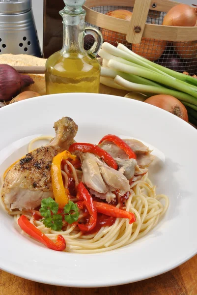 Spaghetti med grillad kyckling vinge — Stockfoto