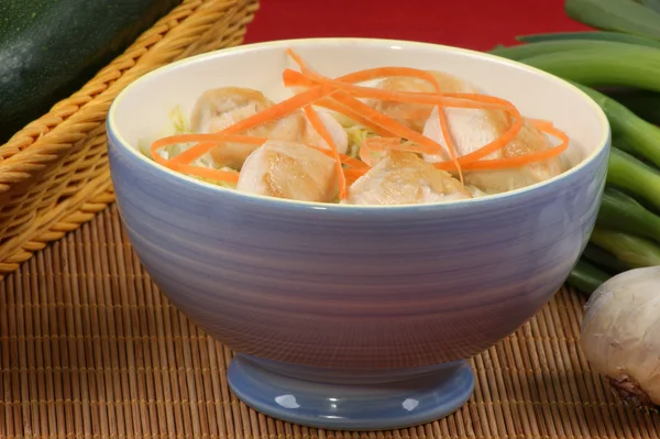 Курячий суп з локшиною Азіатський стиль — стокове фото