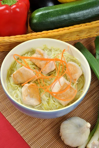 Курячий суп з локшиною Азіатський стиль — стокове фото