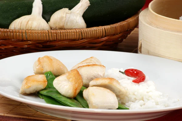 Asya tarzı tavuk ve mangetout — Stok fotoğraf