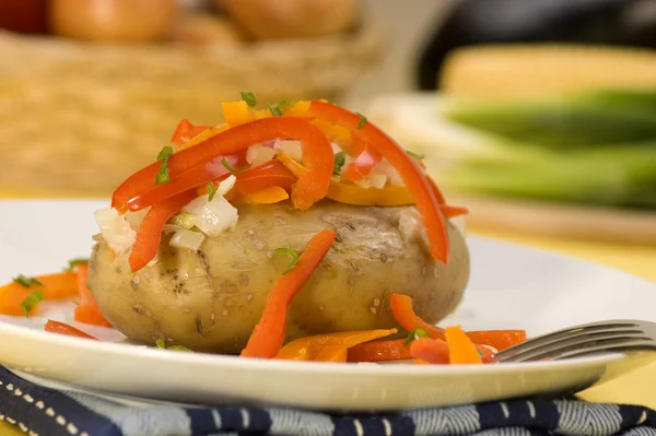 Gekookte aardappel met organische paprika — Stockfoto
