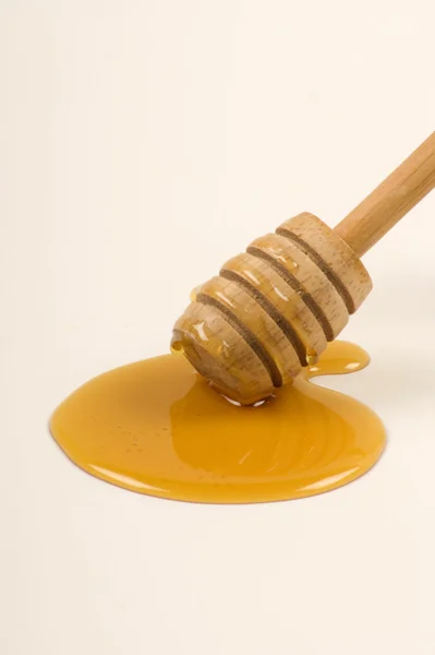Uma colher de mel e mel — Fotografia de Stock